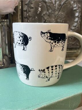 QUEENS white black ceramic china mug bowl Pigs
